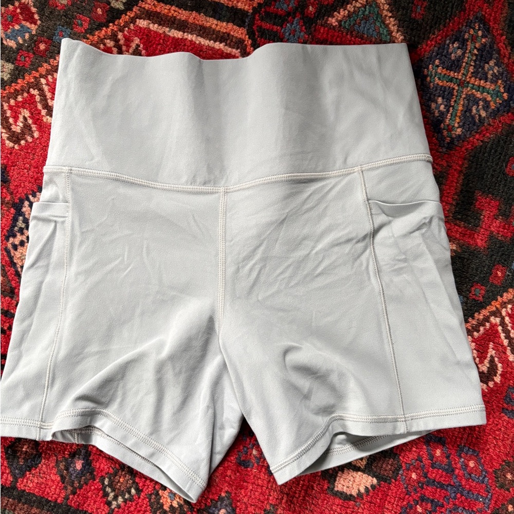 Athleta Salutation Stash 5” Light Gray Shorts